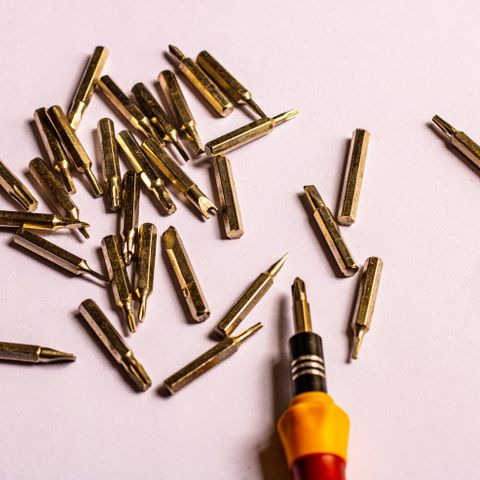 Compact multi-bit ratcheting screwdriver