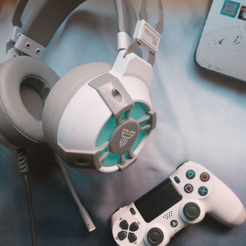 Wireless gaming headset