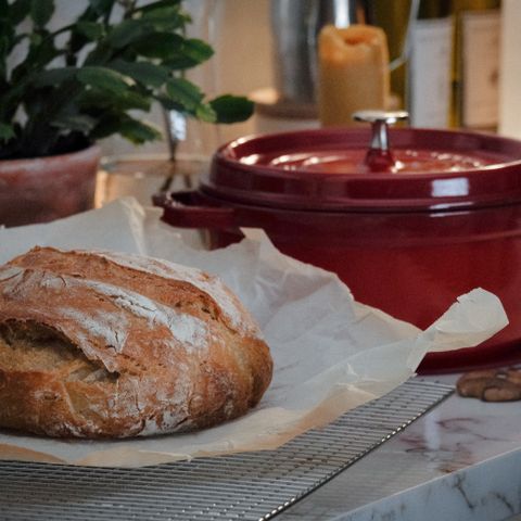 Enameled cast iron Dutch oven
