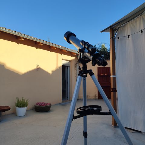 Tabletop beginner telescope