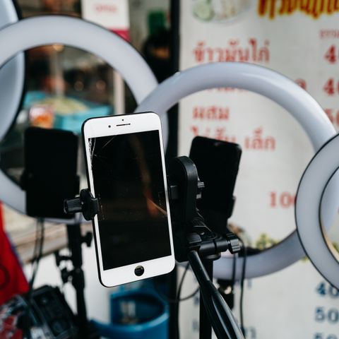 Phone tripod with ring light